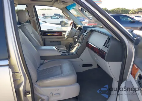 2004 Lincoln Navigator z USA, uszkodzony, nr VIN 5LMFU28R04LJ28040